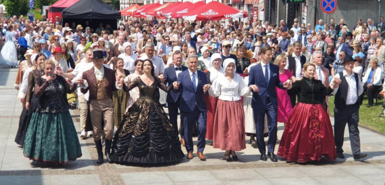 Polonez tańczony w niedzielę na rynku w Krzeszowicach