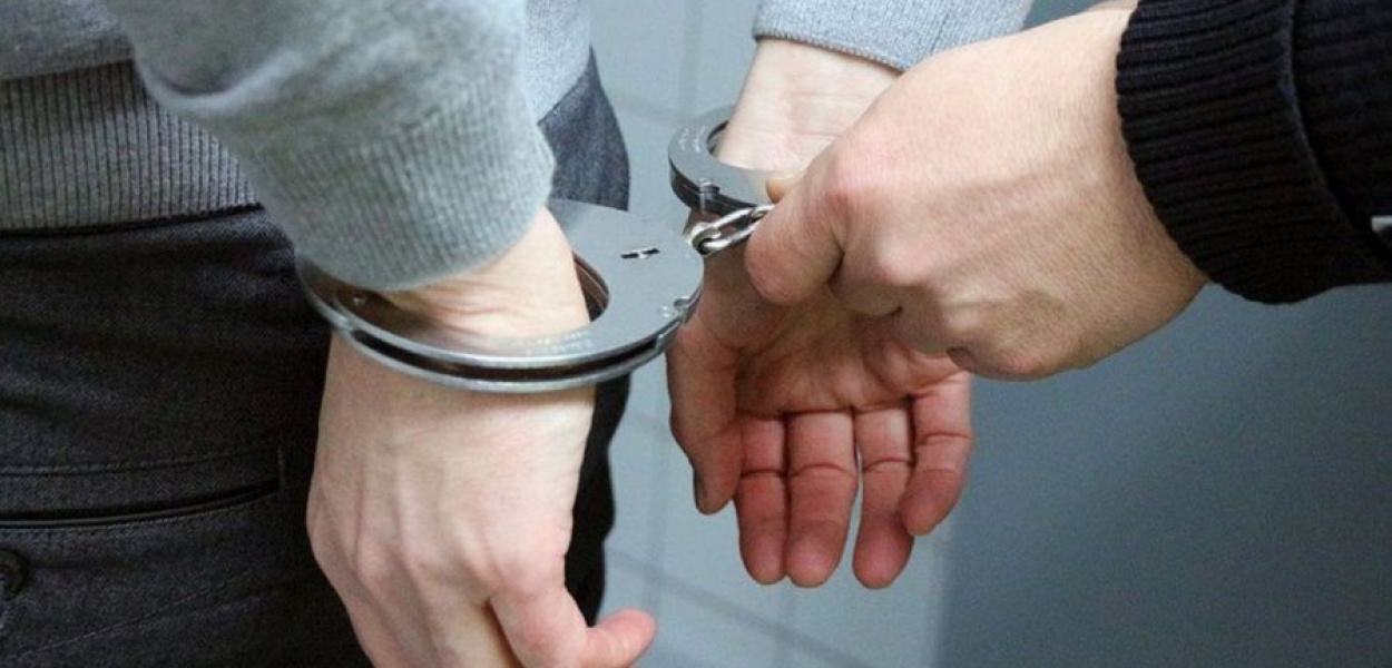 Mężczyzna w kajdankach uciekł sprzed budynku sądu. Został złapany kilkanaście godzin później. FOT. zdjęcie poglądowe