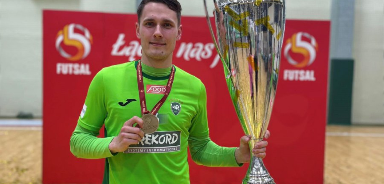 Mikołaj Zastawnik z Pucharem za wygraną w Pucharze Polski, zdjęcie: bts.rekord.com.pl/