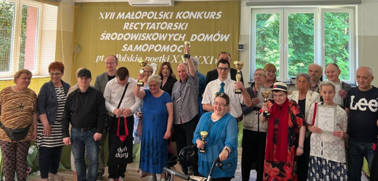 Uczestnicy konkursu z jurorami i zaproszonymi gośćmi, fot. CUS