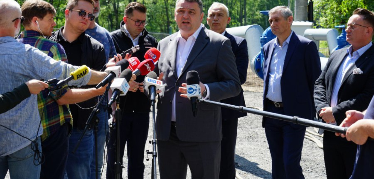 Wiceminister aktywów państwowych Marek Wesoły (w środku) w Trzebini Sierszy