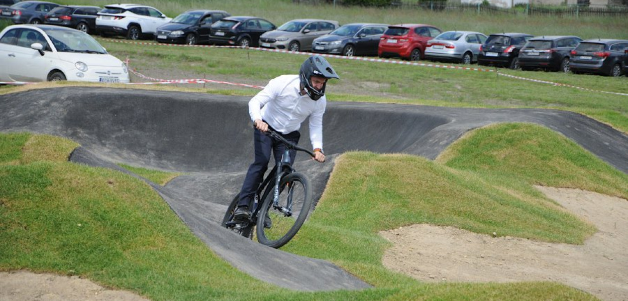 Pierwsi rowerzyści na nowym pumptracku w Regulicach. Na zdjęciu radny powiatowy Leszek Kukla