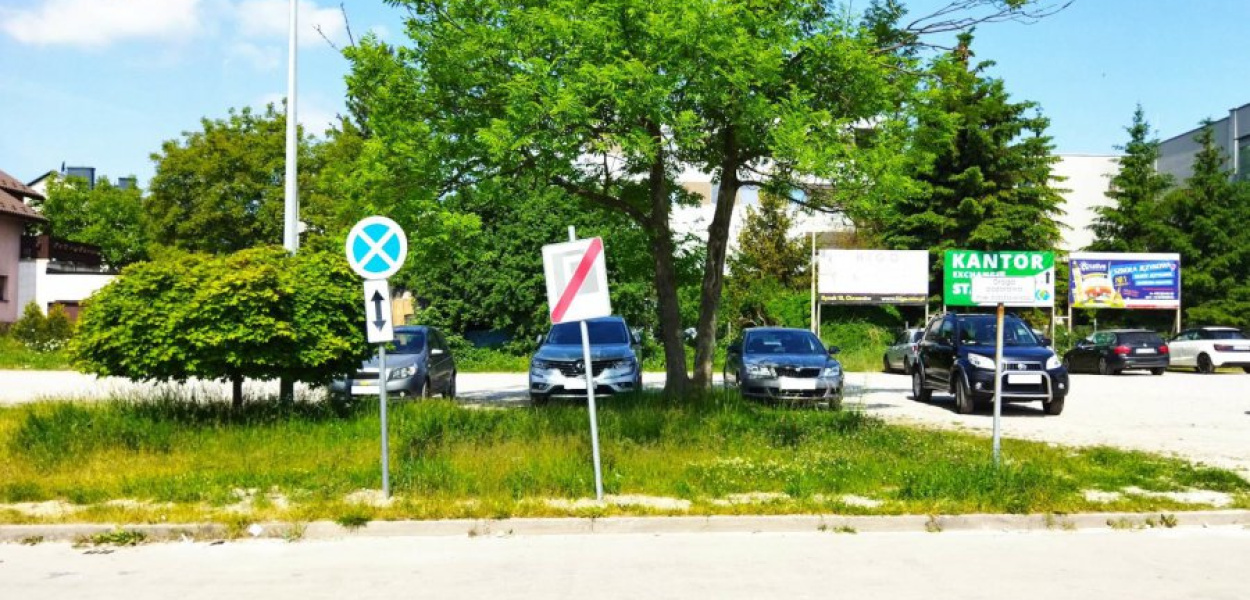 Znaki: „zakaz zatrzymywania i postoju&quot; oraz „koniec strefy parkowania&quot; na parkingu pod Netto przy Szpitalnej w Chrzanowie przed naszą interwencją