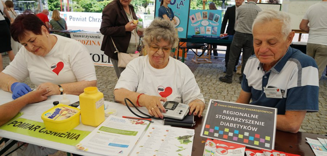Stoisko Regionalnego Stowarzyszenia Diabetyków w Chrzanowie. W środku prezes Halina Nowak