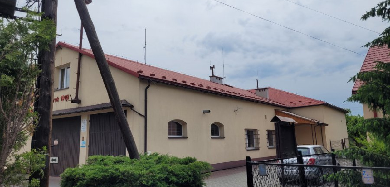 Siedziba OSP w Sierszy to spory budynek ze sporym dachem 