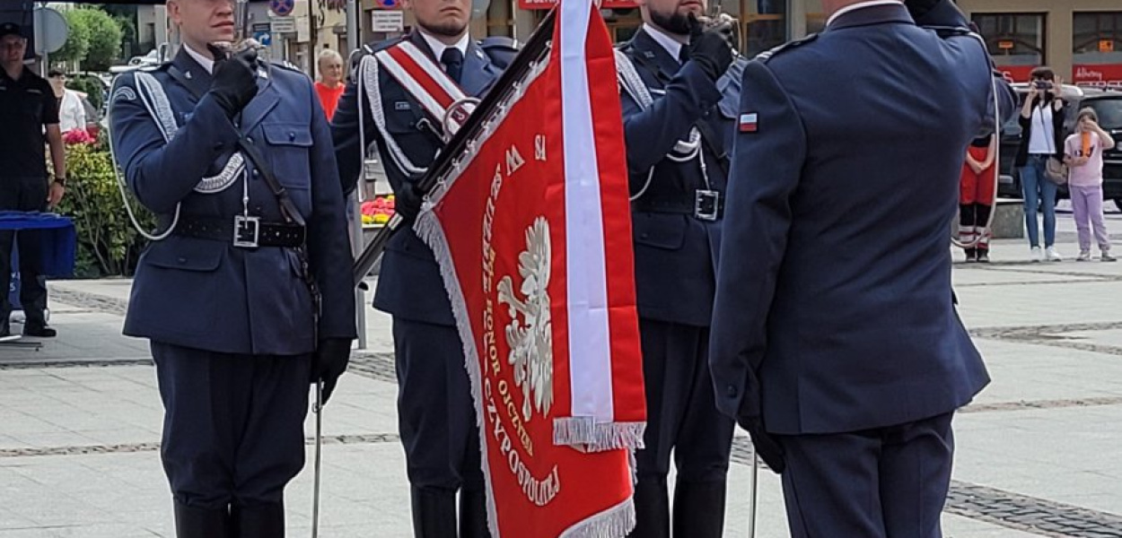 Poczet sztandarowy ZK w Trzebini i dyrektor mjr Marek Stelmach