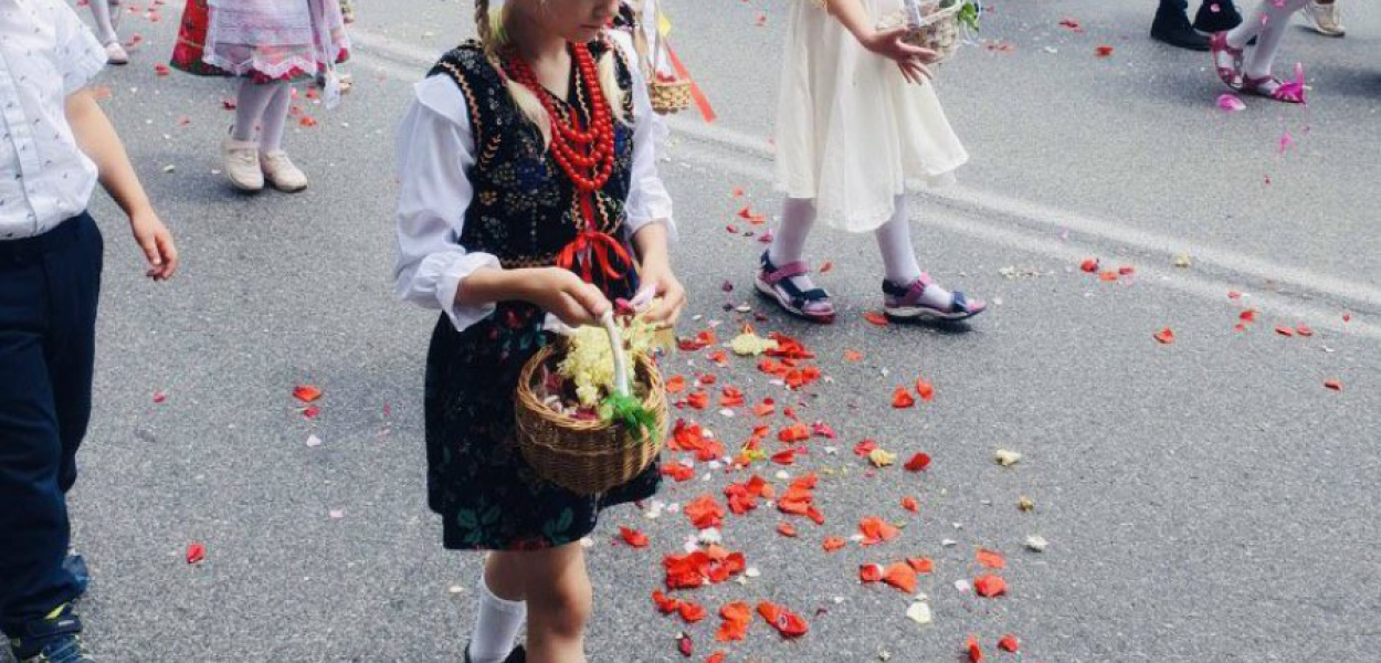W procesji w Trzebini wzięło udział sporo dzieci, niektóre - w krakowskich strojach