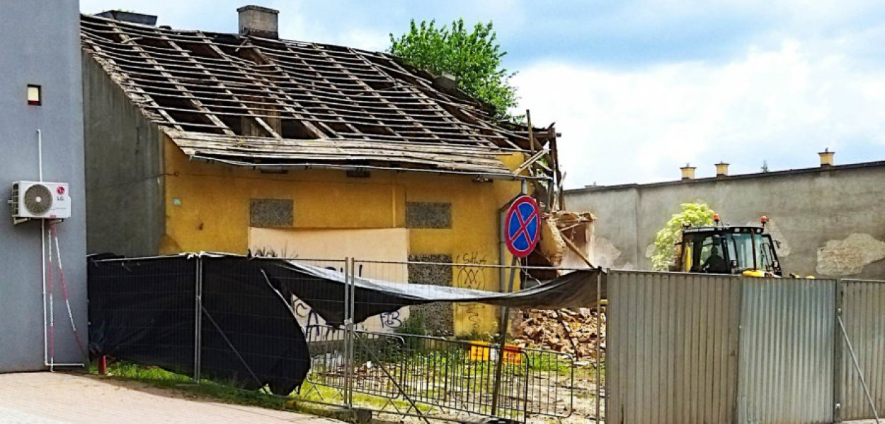 Wyburzanie budynku przy skrzyżowaniu ul. Kadłubek
