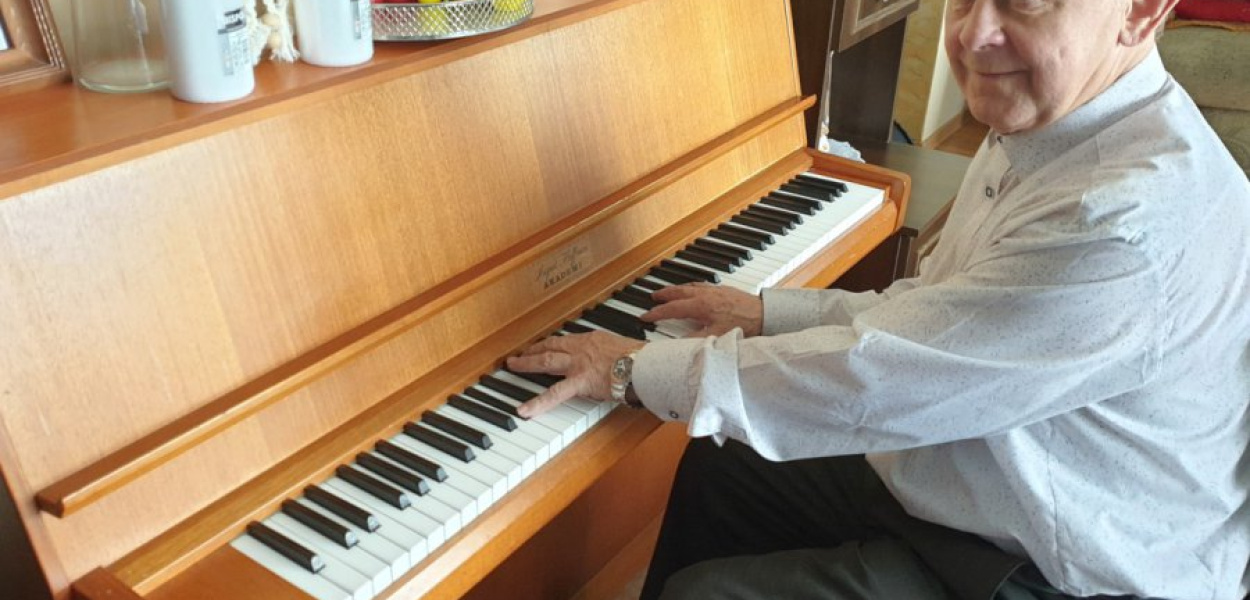 Kazimierz Pająk ma 83 lata, od 60 lat gra w kościele w Balinie