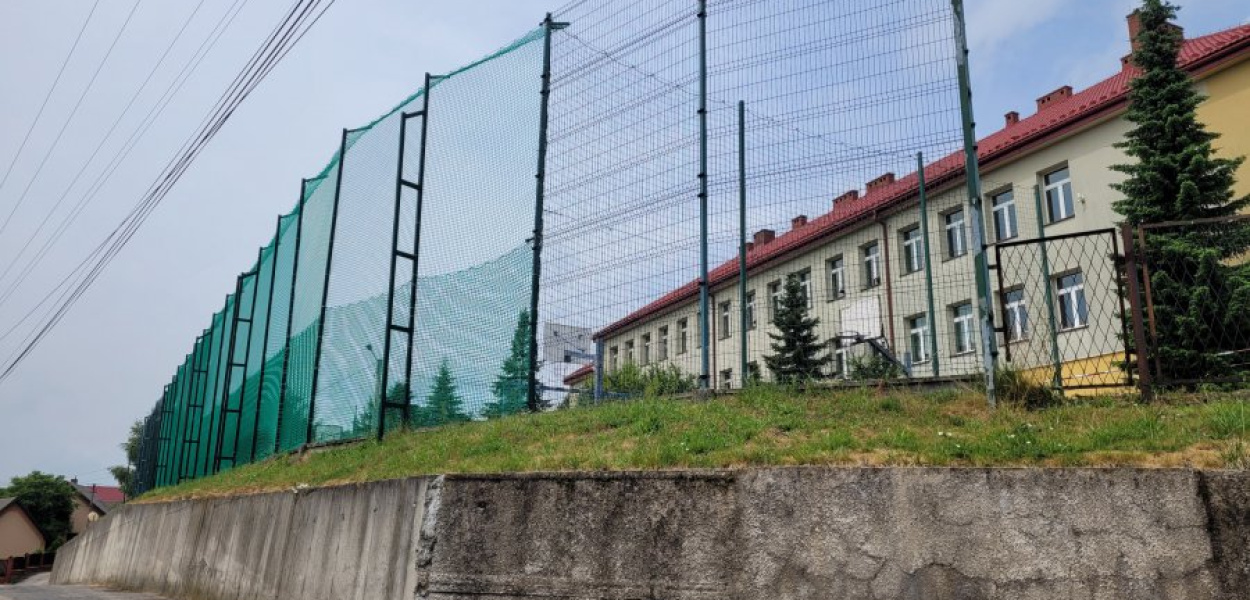 Na szkolnej skarpie SP w Psarach stanęło plastikowe ogrodzenie boiska
