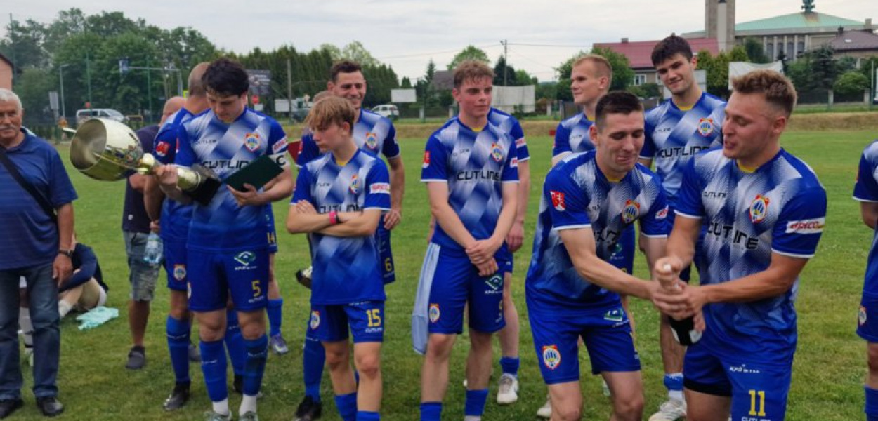 Drużyna Świtu Krzeszowice ze zdobytym Pucharem
