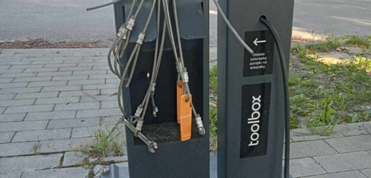 Uszkodzona stacja naprawy rowerów nad zalewem Chechło, fot. Starostwo Powiatowe w Chrzanowie