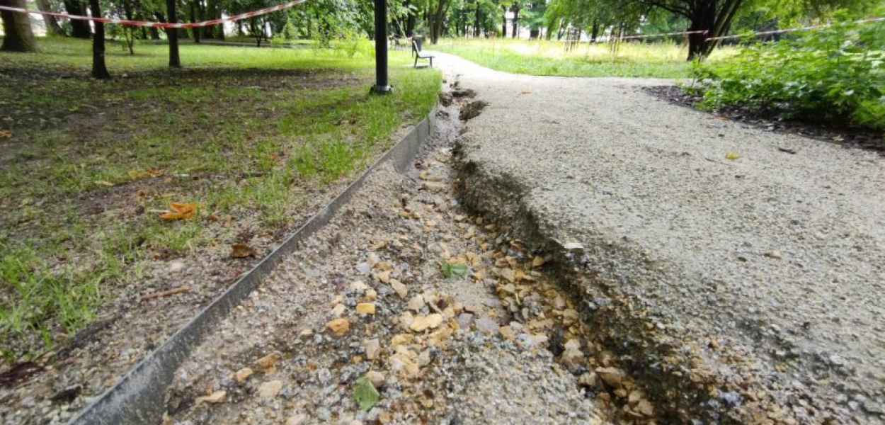Zniszczone alejki w kościeleckim parku