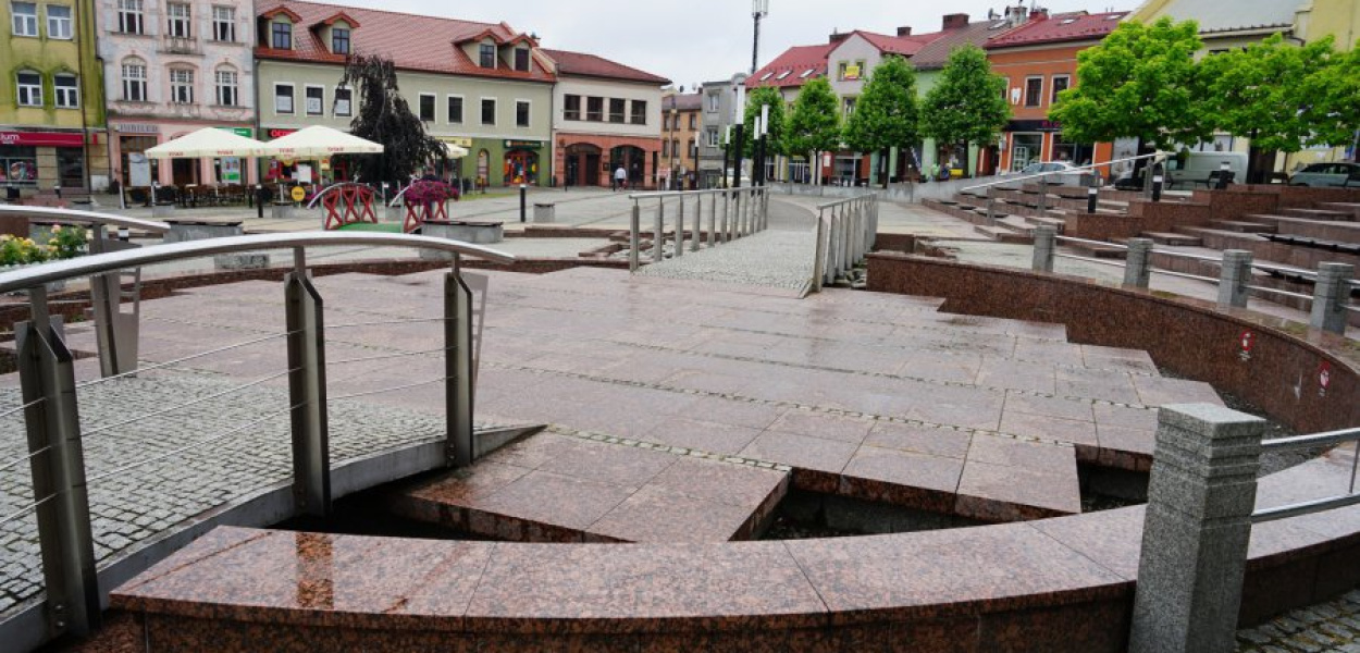 Stara fontanna na Rynku w Chrzanowie, od dawna nieczynna, zostanie rozebrana