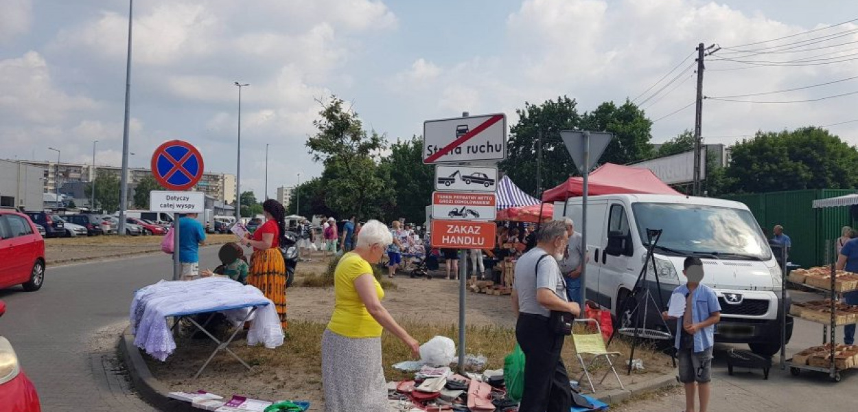Czwartkowe handlowanie obok targowiska przy Szpitalnej w Chrzanowie 