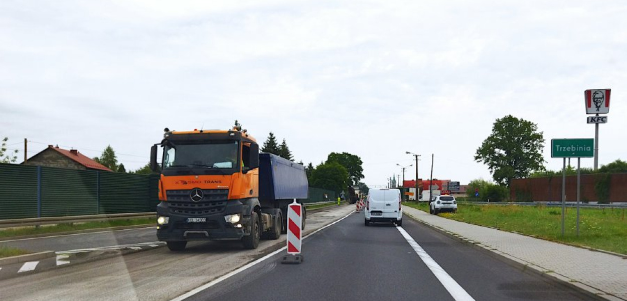 Frezowanie nawierzchni na Długiej w Trzebini, przy dojeździe do wiaduktu nad A4
