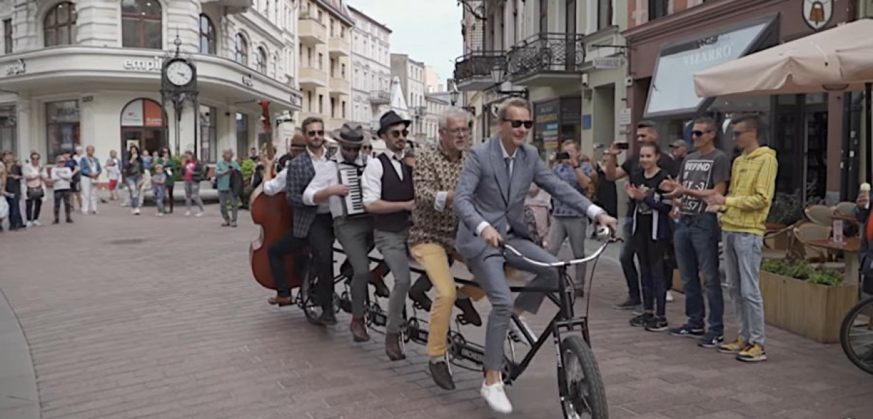 Screenshot z oficjalnego clipu do piosenki „Duży rower” zespołu Orkiestra na Dużym Rowerze