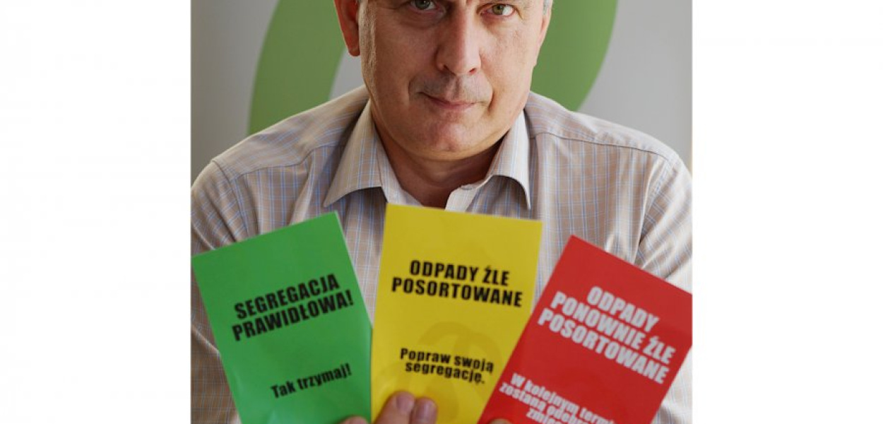 Arkadiusz Pypłacz, przewodniczący międzygminnego związku śmieciowego, prezentuje kartki, których - w zależności od dobrej lub złej segregacji odpadów, mogą się spodziewać mieszkańcy budynków wielorodzinnych w Chrzanowie, Trzebini i Libiążu
