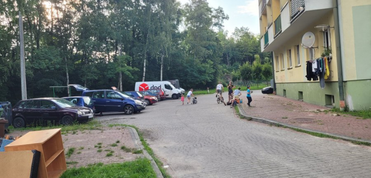 Tutaj bawią się dzieci, a rodzice pilnują, aby przypadkiem nie poszły na pobliski plac zabaw. O co chodzi?