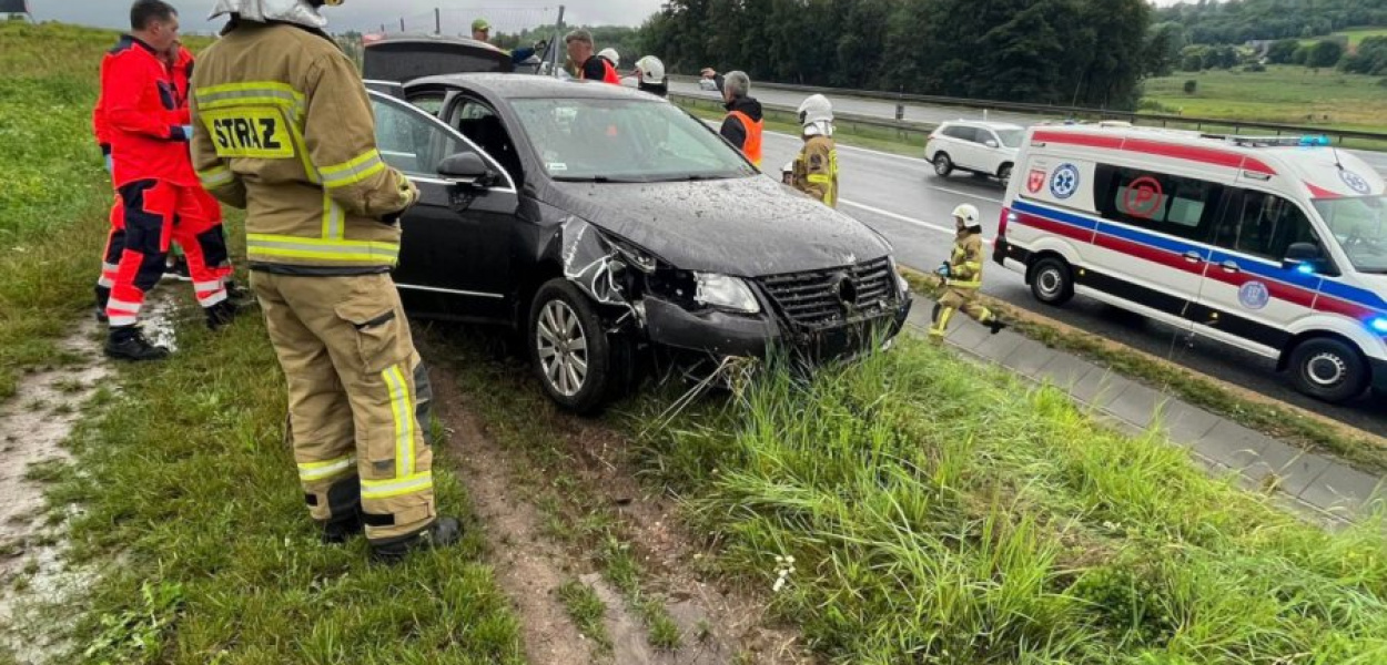 Za węzłem autostradowym w Rudnie w sobotę rano samochód wjechał w skarpę i uderzył w ogrodzenie. FOT. OSP Tenczynek