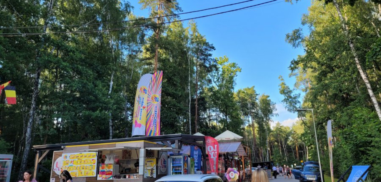 Przy wejściu głównym nad Chechło od strony Trzebini