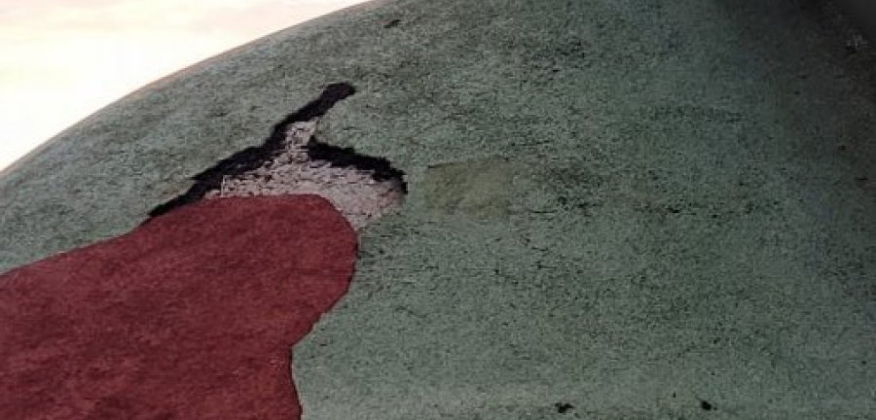 Popularna górka ze zjeżdżalnią nad zalewem Chechło trochę się zużyła