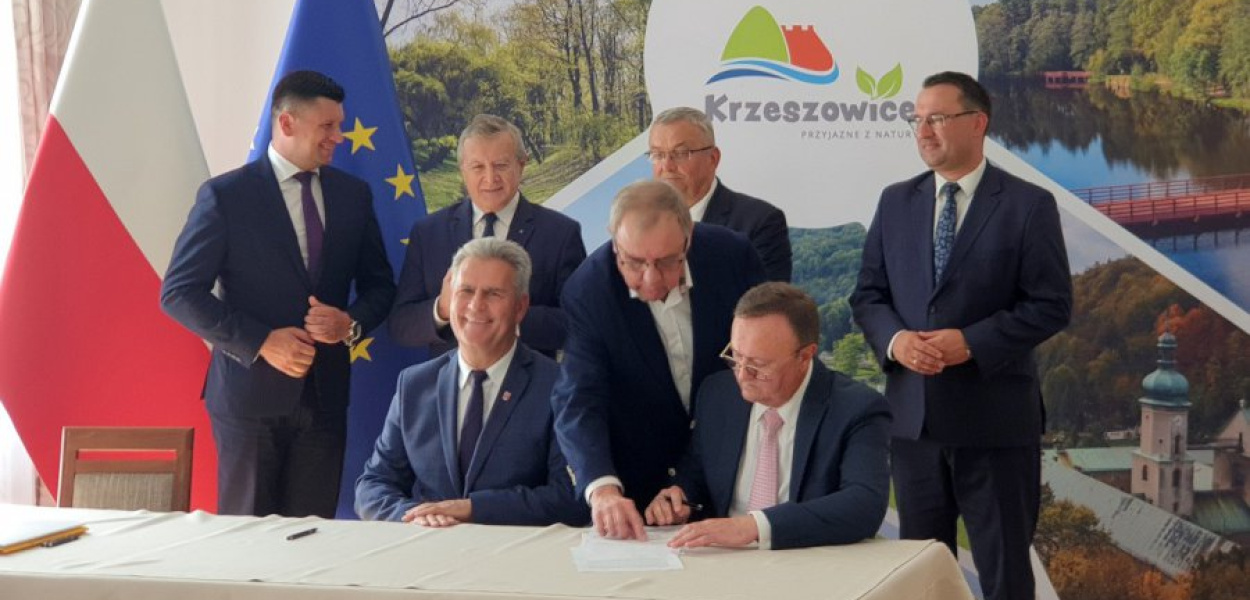 Podpisanie umowy notarialnej związanej z przekazaniem  działek w celu rozbudowy Państwowej Szkoły Muzycznej w Krzeszowicach
