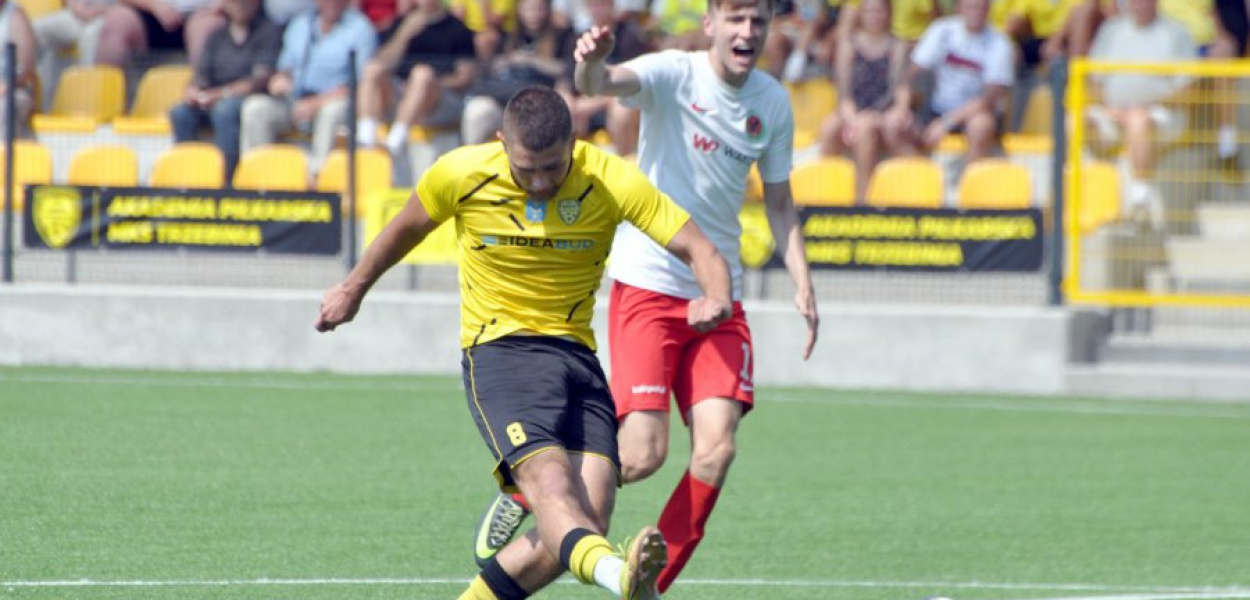 Jan Koźlik strzela gola na 2-2 w meczu MKS Trzebinia  Orłem Ryczów