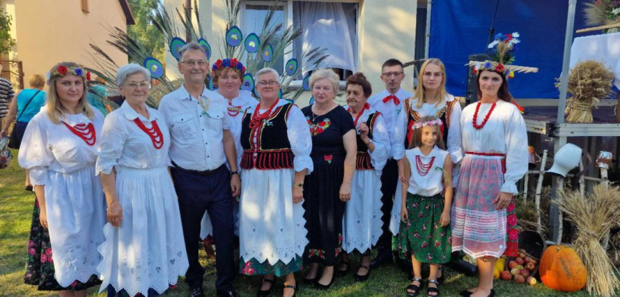 Koło Gospodyń Wiejskich Psary wraz z Januszem Szczęśniakiem oraz Sołtysem Psar Stanisławą Szczygieł