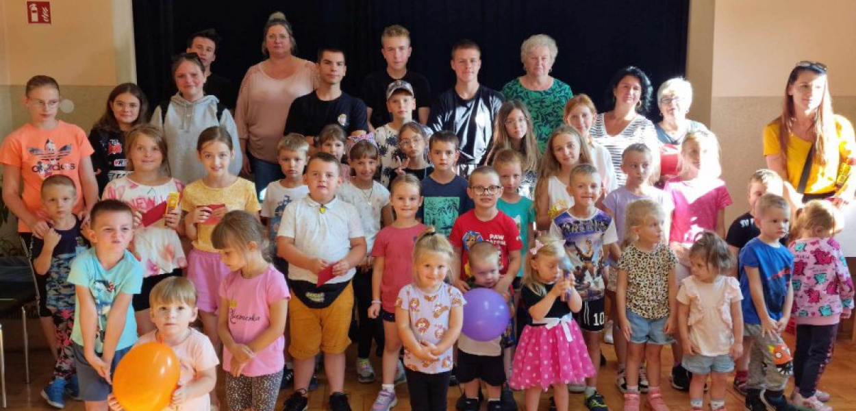Szczęśliwi najmłodsi uczestnicy pikniku