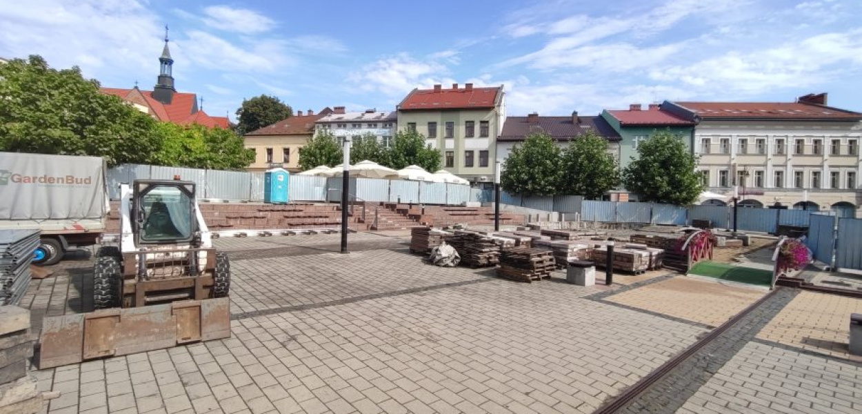 Ogrodzony plac budowy na Rynku w Chrzanowie