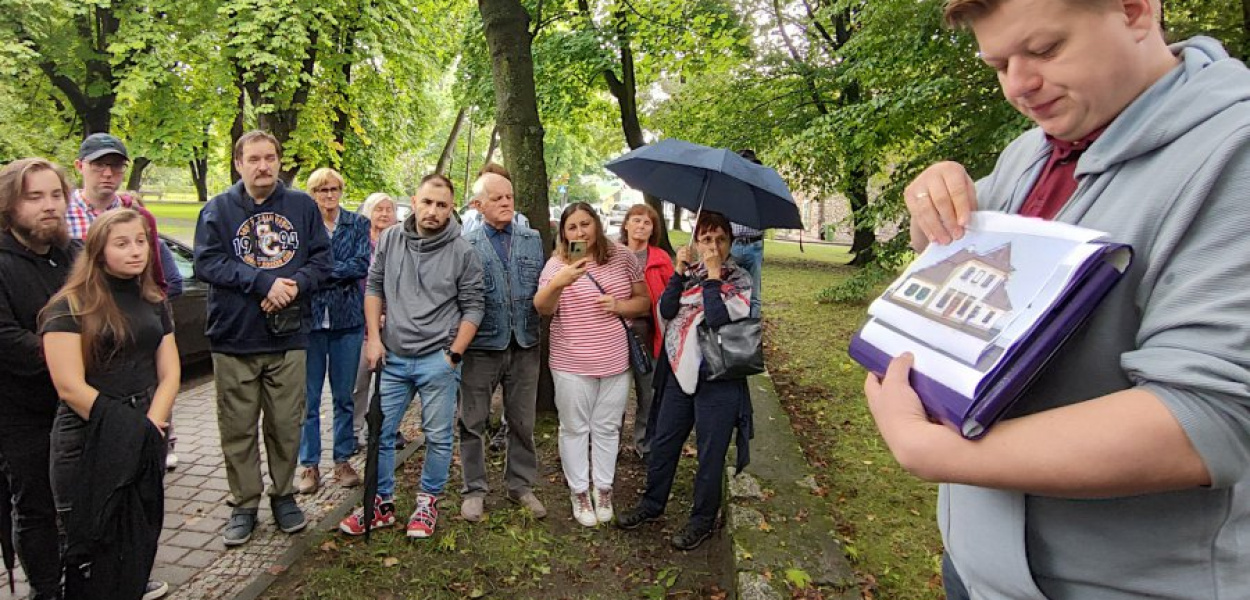 Podczas sobotniego spaceru historycznego po Chrzanowie. Kamil Bogusz pokazuje rekonstrukcję dworu Ossolińskich