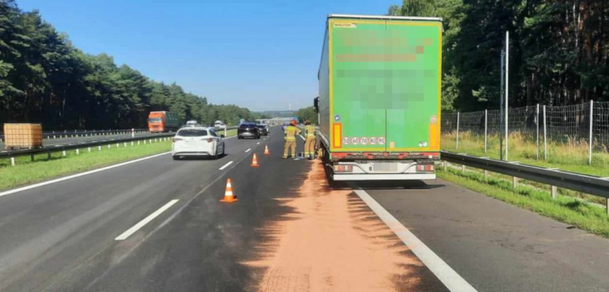 Przed godz. 9.00 niedaleko węzła A4 w Trzebini zderzyły się trzy samochody. FOT. PSP Chrzanów