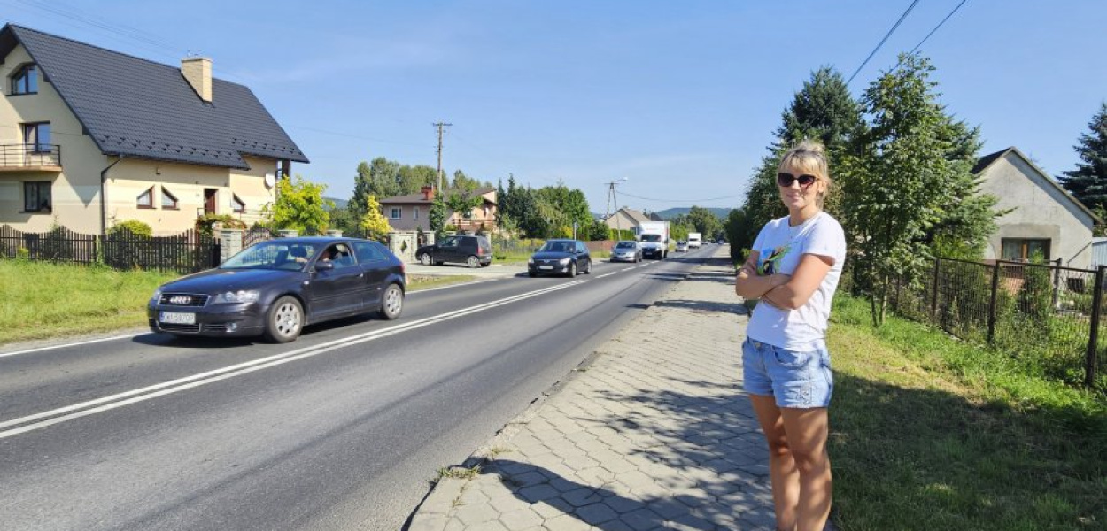 Elwira Szafran przy ruchliwej ulicy Kościuszki w Żarkach 