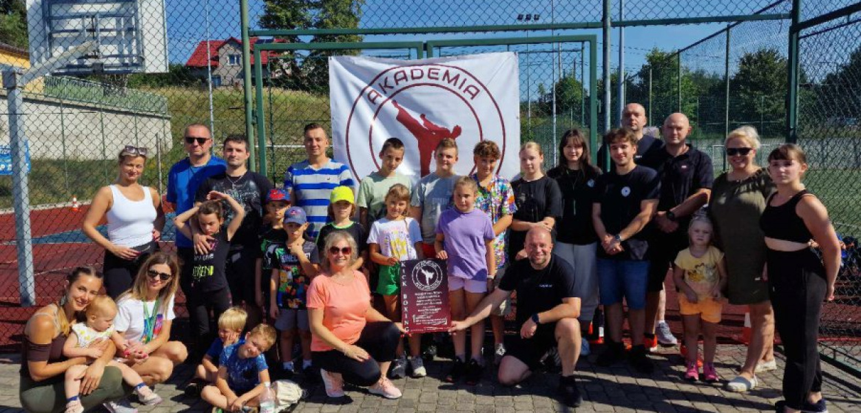 Uczestnicy pikniku sportowego w Młoszowej