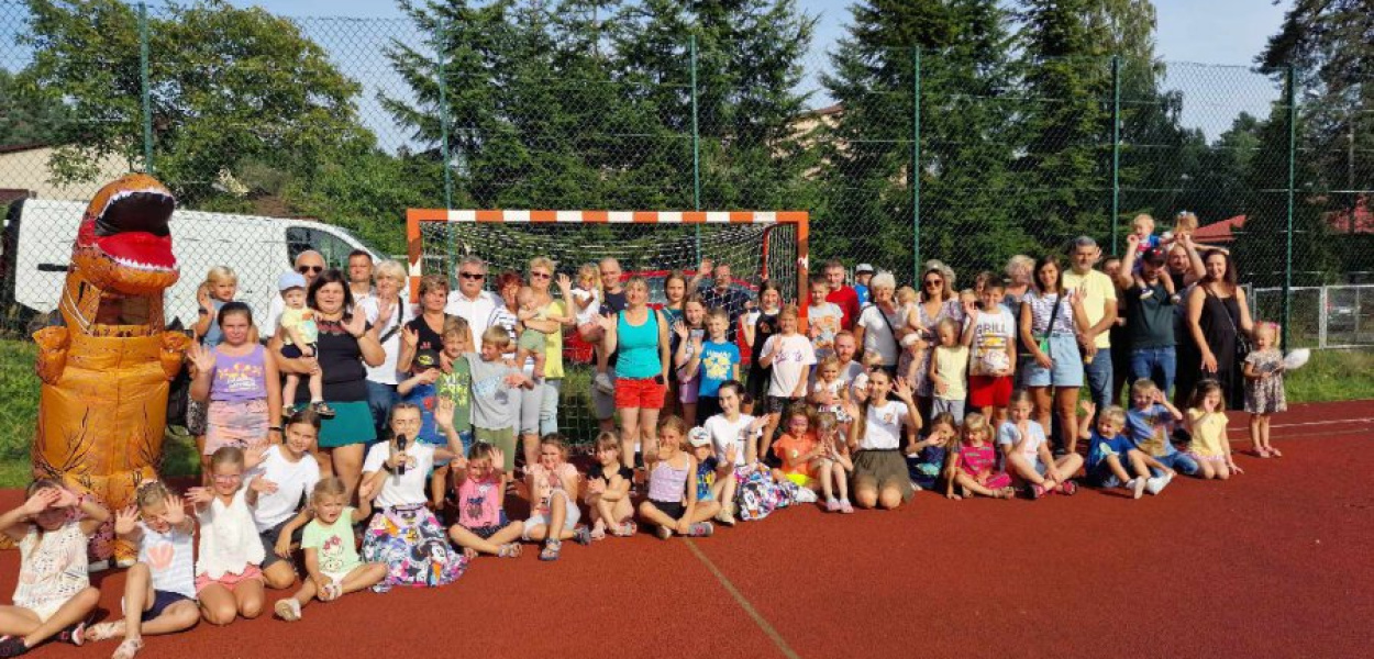 Zadowoleni uczestnicy imprezy na osiedlu Energetyków