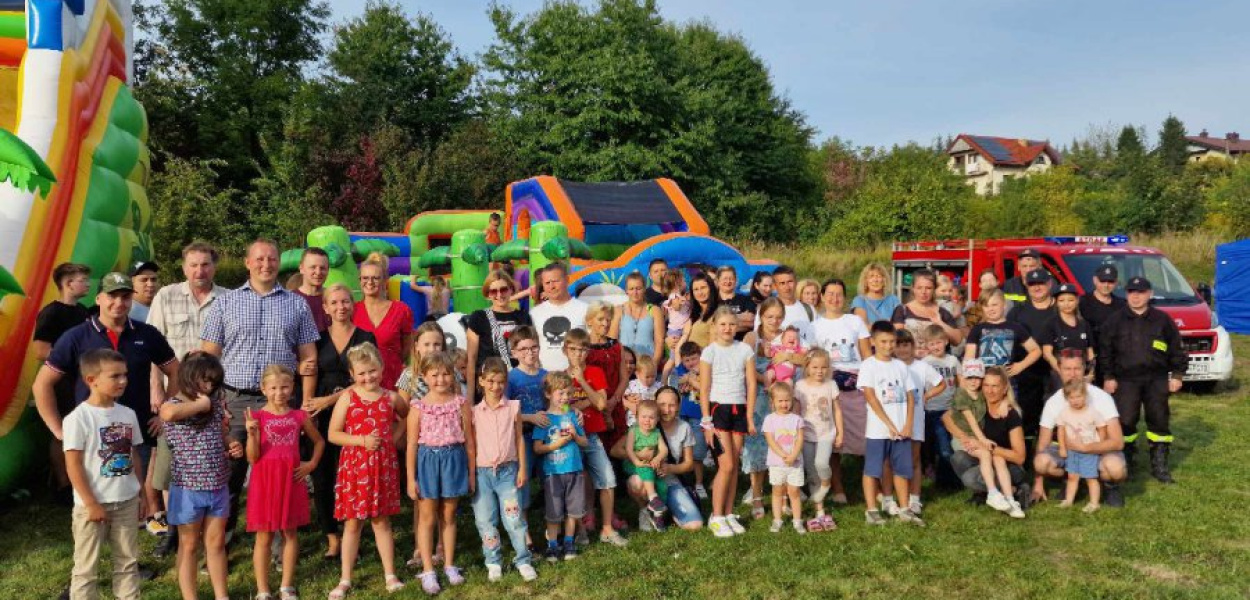 Uczestnicy pikniku na osiedlu Trzebionka