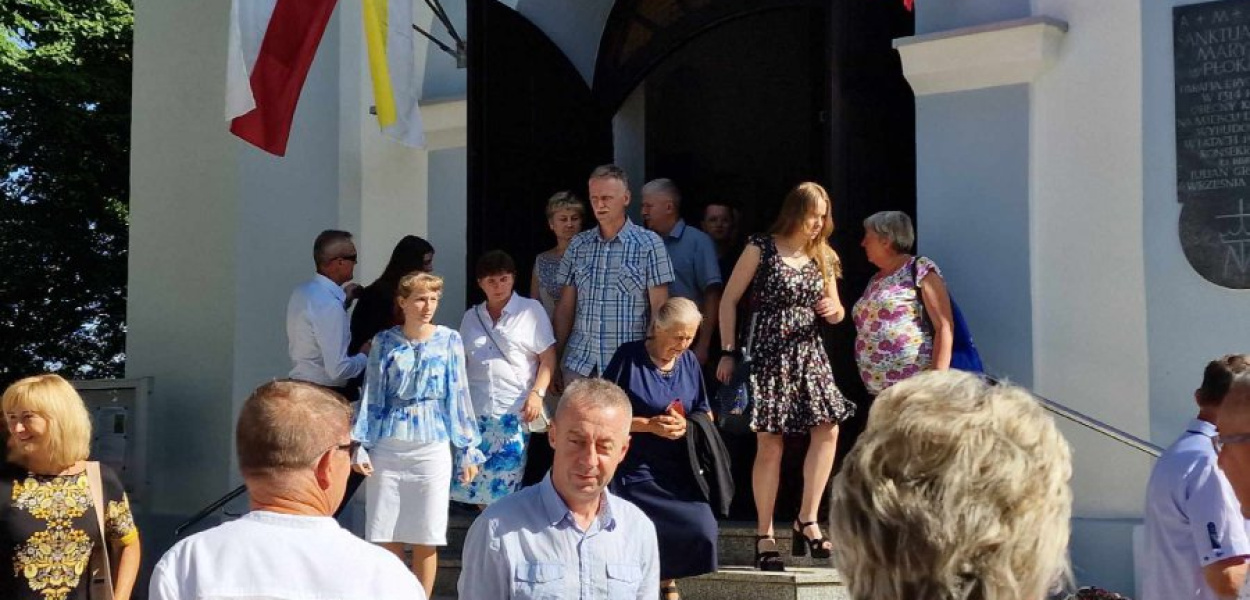 Ludzie tłumnie przybyli na każdą z niedzielnych mszy