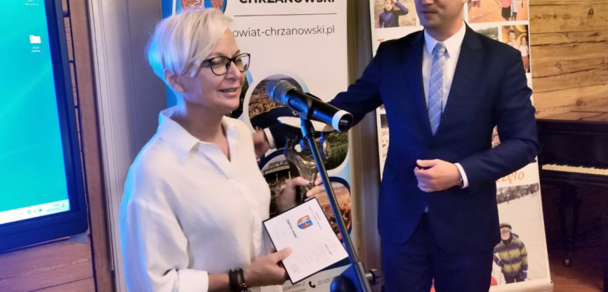 Bożena Bierca ze Stowarzyszenia Przyjaciele Staszica odbiera nagrodę &quot;Optimo modo&quot; z rąk wicestarosty chrzanowskiego Bartłomieja Gębali