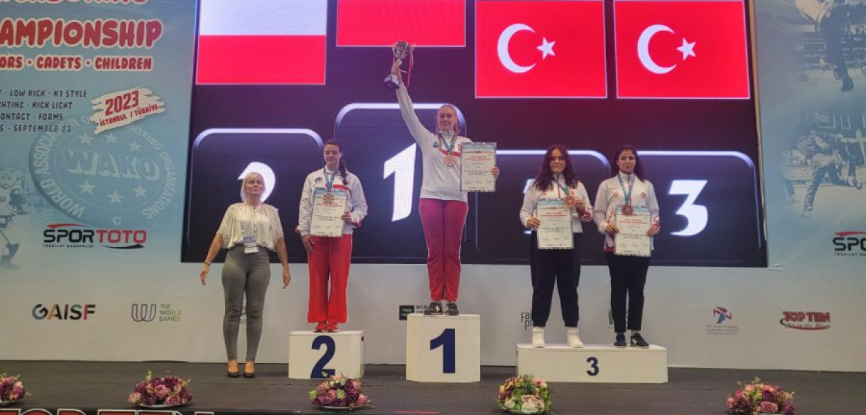 Wiktoria Ziober na drugim miejscu podium, fot. CSE Sparta Kickboxing