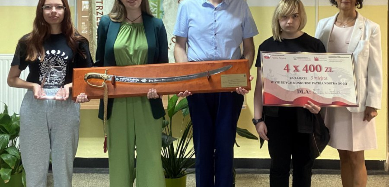 Magdalena Feliksik, Olimpia Smaga, dyrektor ZST-U Arkadiusz Surowiec, Magdalena Hynek i opiekun zespołu Renata Kosowska-Waleń. Fot. Konrad Jaworek