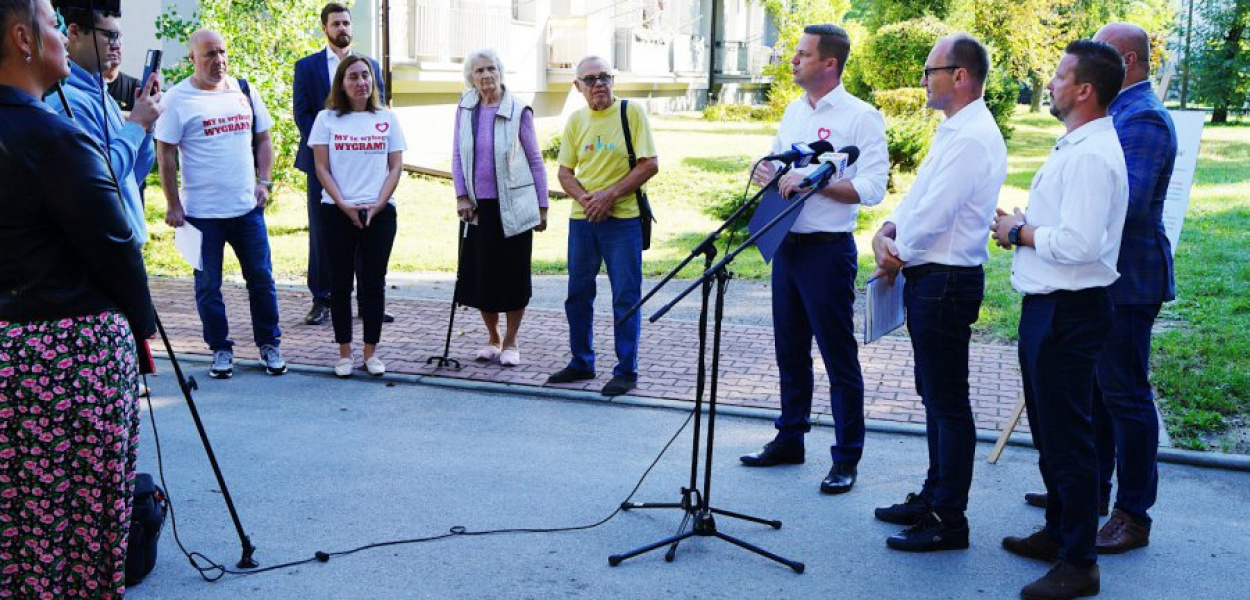 Podczas środowej konferencji prasowej Koalicji Obywatelskiej na osiedlu Gaj w Trzebini