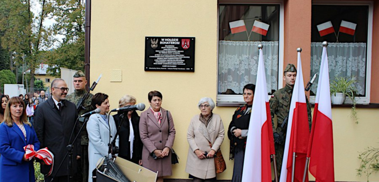 Podczas zeszłorocznych uroczystości z cyklu „GMINA ALWERNIA W HOŁDZIE NASZYM BOHATEROM&quot; odsłonięto na budynku SP w Regulicach tablicę upamiętniającą żołnierzy AK