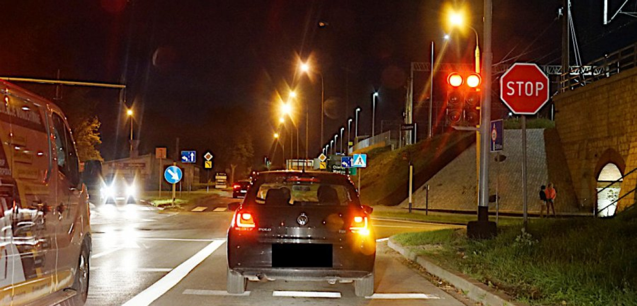 Światło czerwone na Siennej w Chrzanowie. Niektórzy kierowcy proponują, żeby w tym momencie była zielona strzałka dla skręcających w prawo, w ul. Sienną