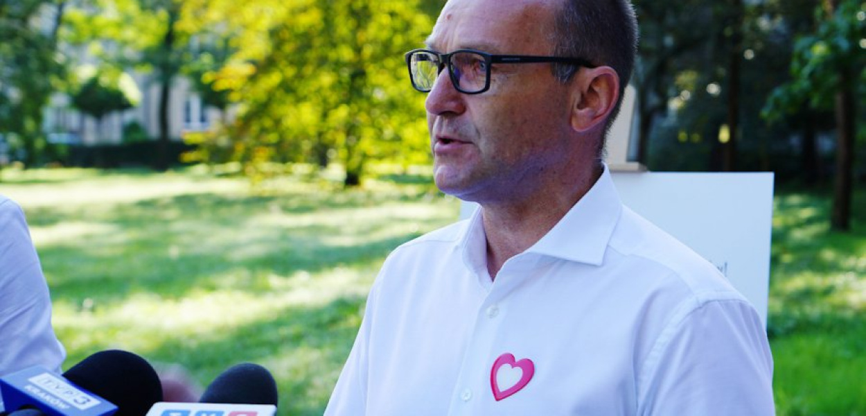 Poseł Marek Sowa podczas briefingu na trzebińskim osiedlu Gaj