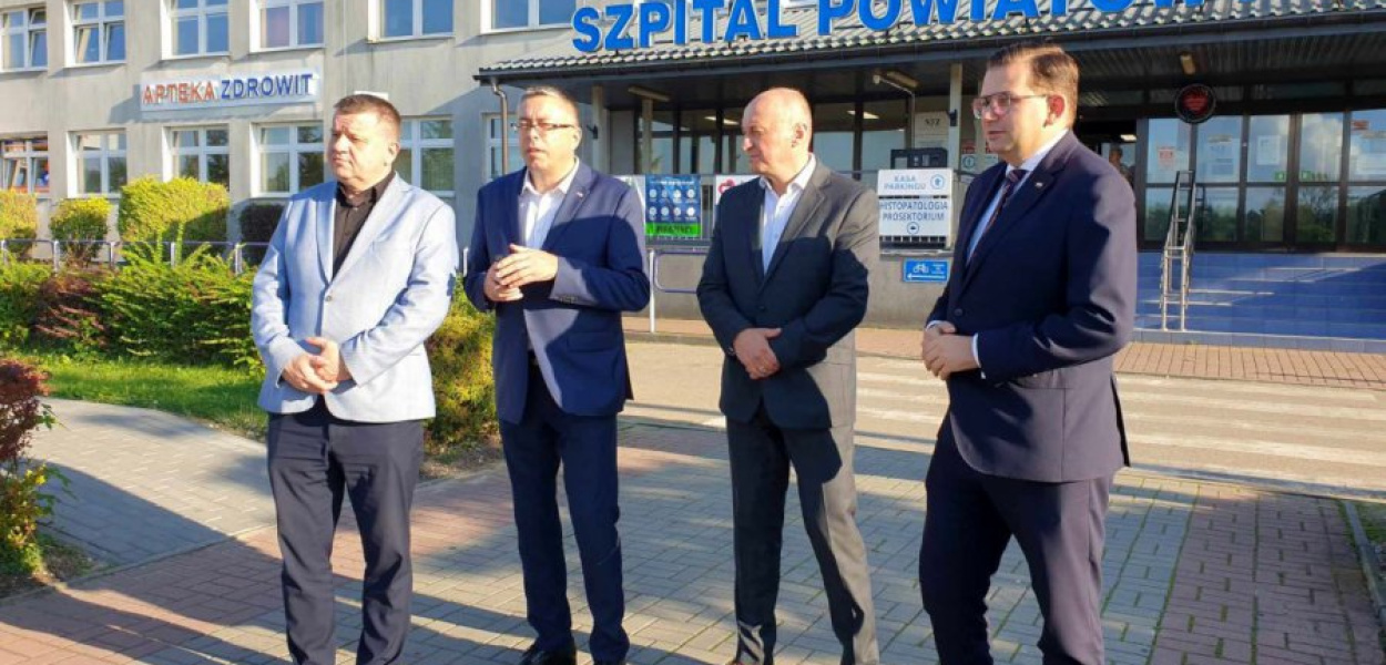 Poseł Krzysztof Kozik, zastępca prezesa NFOŚiGW Artur Michalski, dyrektor szpitala Artur Baranowski i wojewoda małopolski Łukasz Kmita