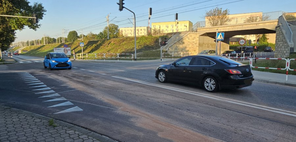 Ślady po usuwaniu płynów z jezdni po kolizji na skrzyżowaniu Podwale - Kadłubek  w Chrzanowie
