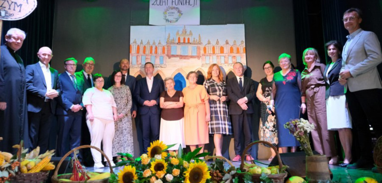 Członkowie Fundacji Veribus Unitis wraz z gośćmi podczas obchodów jubileuszu. FOT. Robert Matyskiel