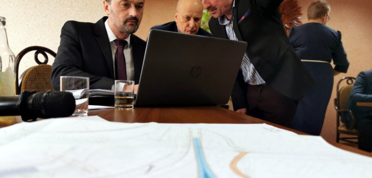 Podczas jednej z zeszłorocznych sesji Rady Gminy Babice wójt Radosław Warzecha zaprezentował wstępny projekt obwodnicy Jankowic i Olszyn