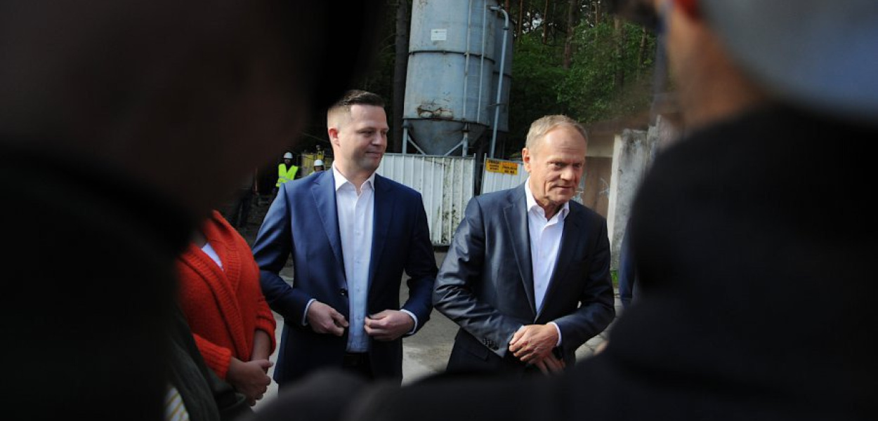 Donald Tusk z Bartłomiejem Gębalą podczas czerwcowej wizyty na terenach zagrożonych zapadliskami w Trzebini  FOT. ŁUKASZ DULOWSKI